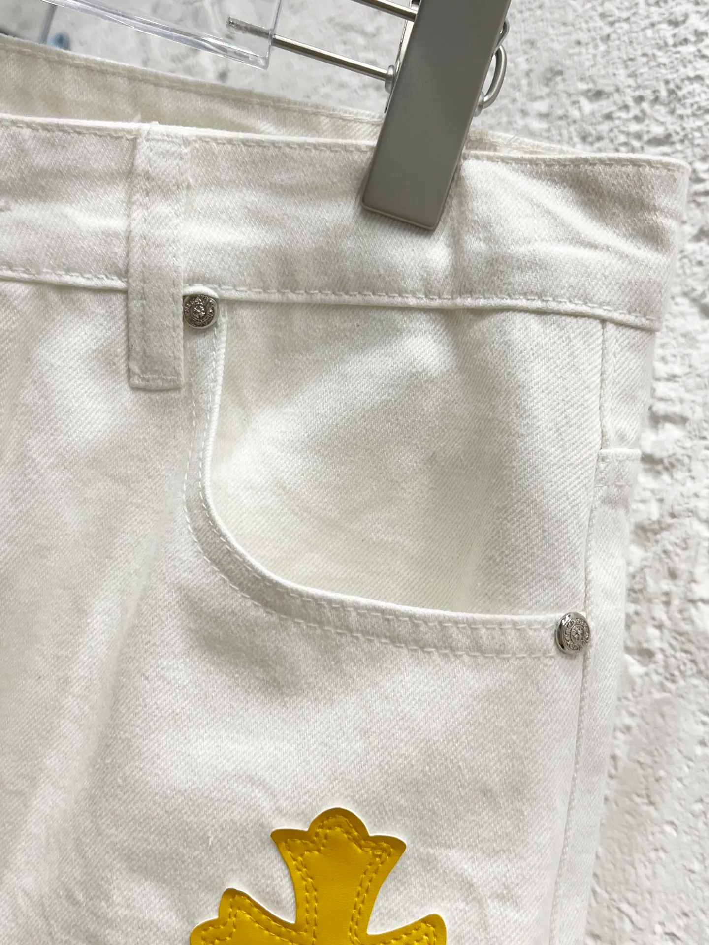 P230 Style number: H850 Chrome hearts & Chrome hearts 25ss yellow cross patch leather jeans Chrome hearts’ logging pants are here! ! ! CH Croix Heart Double Knee Cross Patch Leather Bo1 Style Logging Pants Straight-leg Work Pants B136 Croix Heart Cross Sanskrit Overalls Price 24W Level, patchwork cross pattern embellishment, high-waisted washed jeans! ! Absolutely high-end luxury products, 1.9W level god-level single products, super popular products, made by top heavy industry, not to be missed. About Zangyin, this is an extremely luxurious fashion brand, which can also be called the nobles of the high street. It has always been an exclusive brand of some hipsters or rich second generation. Compared with ordinary high streets, it is more luxurious and noble. Compared with luxury brands, it has a more fashionable personality and has always been a brand that I have a special liking for. Imported yarn is custom-woven into a high-density twill canvas. While ensuring a stiff silhouette, the fabric feels very delicate. It follows the B01 classic silhouette. The upper body is stiff and stylish. The ready-made garments are stone-ground and fermented and can be matched with any style. Buttons and zinc-brushed washable genuine YKK retro metal products. Double-layered canvas on the front. Perfect details. All hardware is perfect. Size: 30-32-34-36 Color: white pants and yellow leather